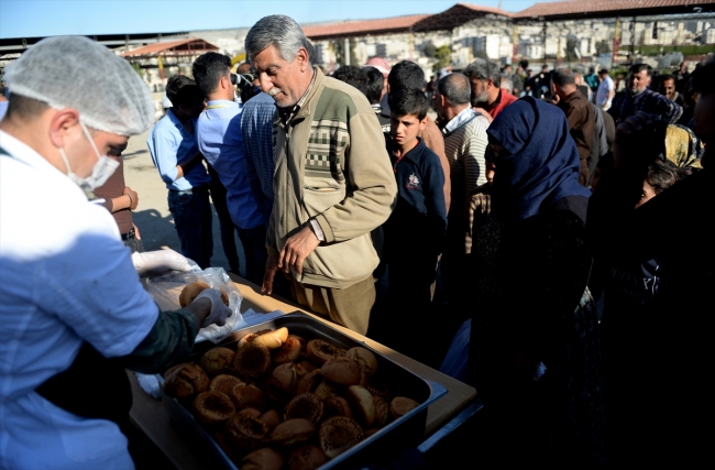 Mehmetçik ekmeğini Afrinlilerle paylaşıyor